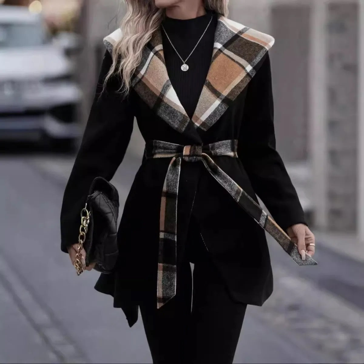 Trench Ceinturé Tartan noir - vue de face avec ceinture nouée
